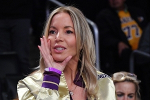 名记：沃尔特计划在今天提交收购湖人100亿的报价 可能在月底过审