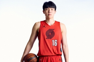 媒体人：杨瀚森的防守和篮板做得比较糟糕 得赶紧找到状态