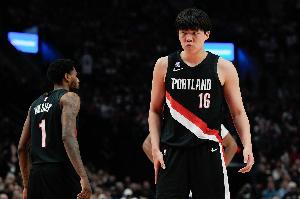 媒体人：杨瀚森游离在开拓者体系之外 似乎不清楚该在场上干什么