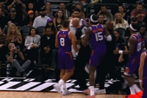 乱战！阿伦先被科沃德顶倒 阿伦又抢阿尔达马球&二人起冲突都吃T