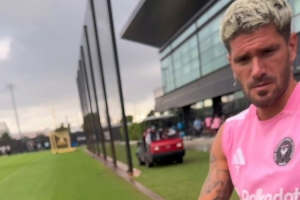 阿密国际万圣节整蛊球员，德保罗被玩偶蜘蛛吓了一跳