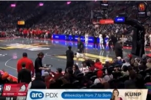 硬件不给力！开拓者主场计时器再度出问题 约基奇场边折返跑热身