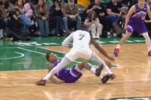 布朗被滑铲不犯规？主裁：两人接触前都滑倒了 所以没有吹罚犯规