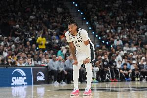 状态一般！卡斯尔半场4中1仅拿6分2板4助 3失误