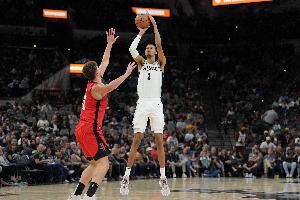 有来有回!申京顺下力压文班空接2+1 文班回头2楼空接申京只能目送