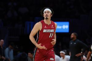 你都没站稳！哈克斯一条龙上篮被梅里尔造进攻犯规 热火挑战成功