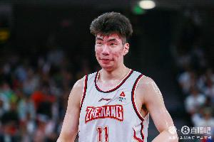 媒体人：中国球员想要提升 就得走出舒适区 余嘉豪真的不一样了