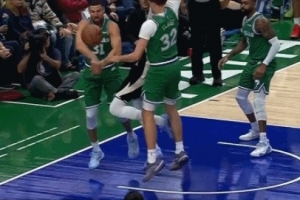 梦回当年！克莱顶防字母哥下手生抢成功 展现火热状态