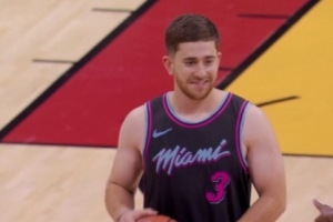 吧友多久的工资？热火球迷半场三分拿走5000刀奖金 队记：有点少