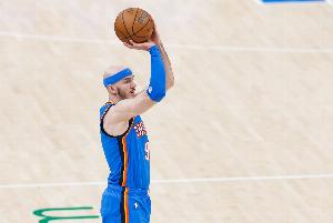 很高效！卡鲁索半场5中3拿到8分2板 杰林·威廉姆斯3中3贡献9分