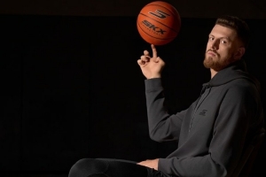 哈尔滕施泰因官宣签约斯凯奇篮球 此前穿着的为Nike球鞋