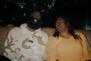 哈登晒合照祝妈妈生日快乐：我的初恋 我永恒的爱