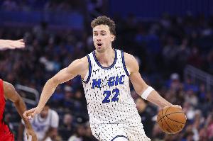 小瓦格纳：鼻子被撞到了轻微骨折 接下来几场得戴护具面罩上场了