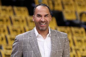 阿里纳斯：哈里森这是背大锅 浓眉变胖怪他？3胜8负是因有人缺阵