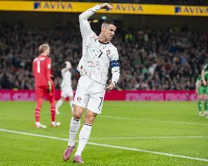 肘击染红！葡媒：C罗已获准离开国家队，但足协希望他下轮观战