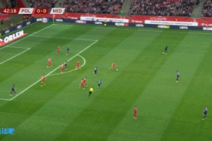 荷兰先丢球！莱万做球助攻，卡明斯基低射穿裆得手