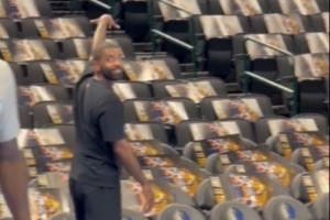 文！队危！独行侠官方晒出视频 欧文Logo Shot百步穿杨