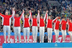 四川全运女篮登上亚军领奖台 韩旭&刘禹彤有爱互动 众人喜笑颜开