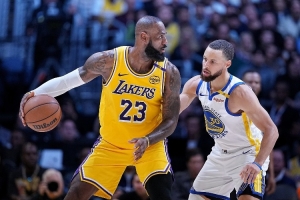 詹姆斯职业生涯为何如此长久？鲨鱼：现在NBA对抗少 主要是跑跳