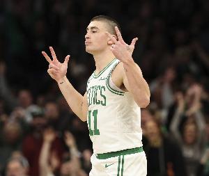 准得可怕！普理查德8记三分球轰下30分4板2助