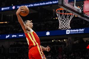 但愿无碍啊！里萨谢抢断反击暴扣没抓稳重摔砸地