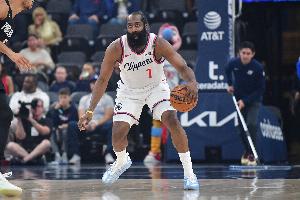 冤啊！哈登封盖后不慎绊倒对手 被吹进攻犯规交出球权