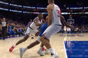 关键！马克西摔倒裁判吹罚邓恩第六犯 卢挑战成功变抢断拿回球权