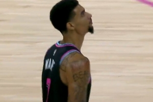 这大个儿挺灵活！韦尔机警绕前抢断 反击飞奔单臂舒展劈扣！