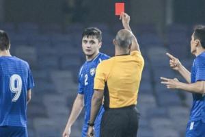 卡帅还得教！队友失误21岁胡桑诺夫飞铲吃直红，生涯135场第2红