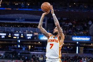 外线不开和！亚历山大·沃克半场11中4&三分5中0拿到9分2助