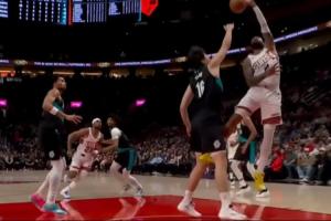 保护好自己啊杨瀚森大帽理查兹后 被踢到小杨瀚森&表情很痛苦