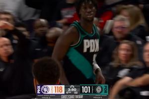 兄弟你继续吃饼！杨瀚森再次助攻西索科 后者三分轰进回报！