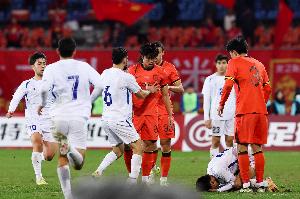 报复性染红！直播吧：汪士钦已深刻反省，对不冷静举动表达懊悔