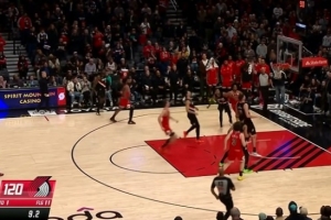 戏剧性？！科比·怀特关键传球直接给对手 但回头一个三分追至1分