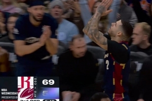 外线开炮！朗佐·鲍尔三分轰进 帮助骑士缩小分差打停火箭