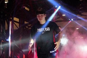 说好的更多时间呢？杨瀚森半场仅打3分59秒 3中1拿到2分1板1助