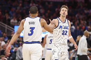 NBA彩经：魔术击沉快船 国王擒下灰熊 76人力克雄鹿 马刺难敌老鹰