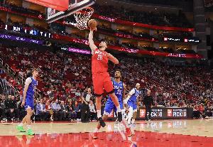 申京连续三场至少25分10板5助 火箭队史首人