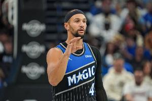 对飙哈登！萨格斯半场11中7&三分7中4砍下20分2板5助2帽！