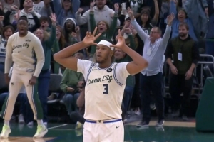 关键球！迈尔斯·特纳最后15秒飙中三分 助雄鹿反超1分