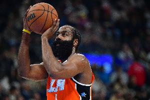 媒体人：哈登这赛季肯定跑不了 明年找个队一年2000-2500万养老吧