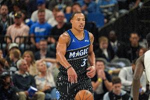 整体效率不佳！贝恩15中5得15分7板5助 三分不错6投3中